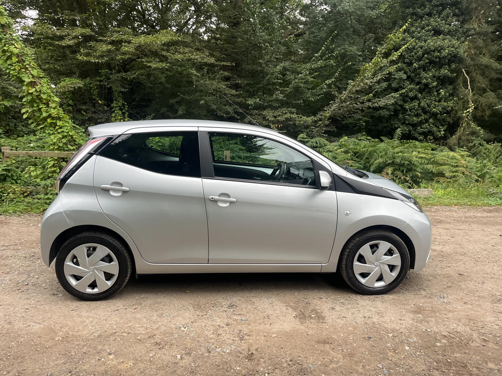 Toyota AYGO 1.0 VVT-i x-play Hatchback 5dr Petrol Manual Euro 6 (68 ps)