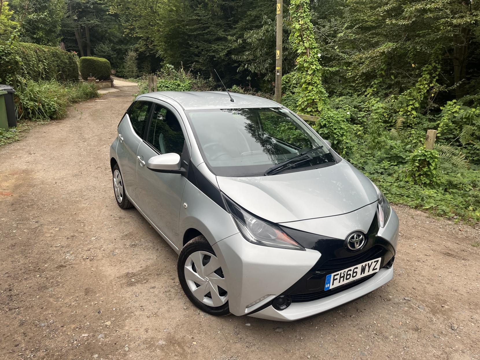 Toyota AYGO 1.0 VVT-i x-play Hatchback 5dr Petrol Manual Euro 6 (68 ps)