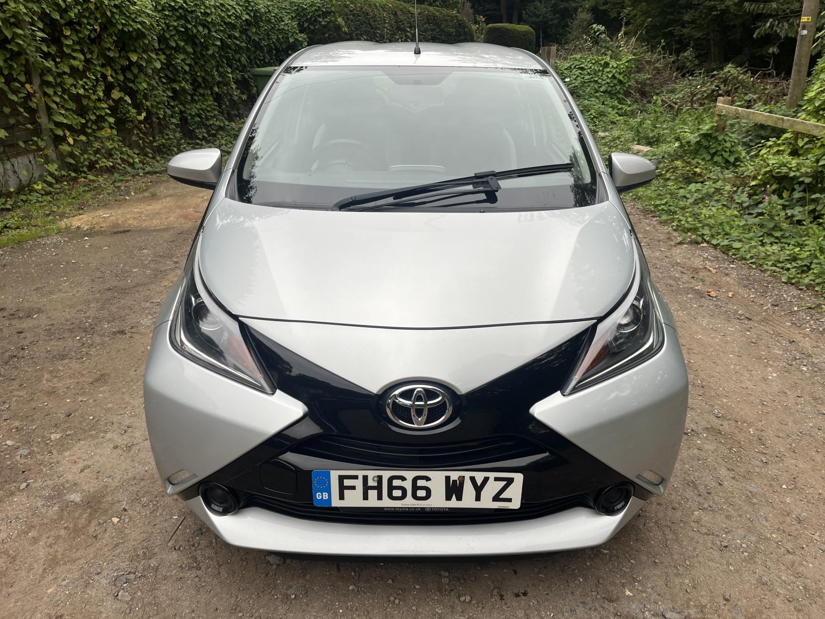 Toyota AYGO 1.0 VVT-i x-play Hatchback 5dr Petrol Manual Euro 6 (68 ps)